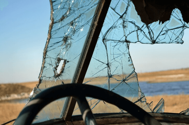 Auto body repair cracked windshield